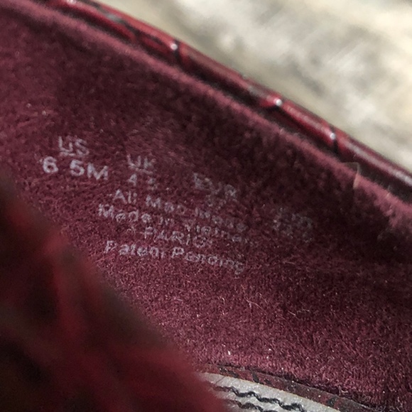 Life Stride Reptilian Pumps in Burgundy 6.5 - Picture 3 of 3